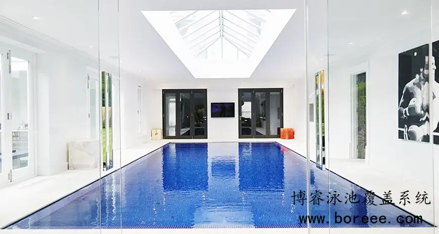 游泳池在灯光下的效果